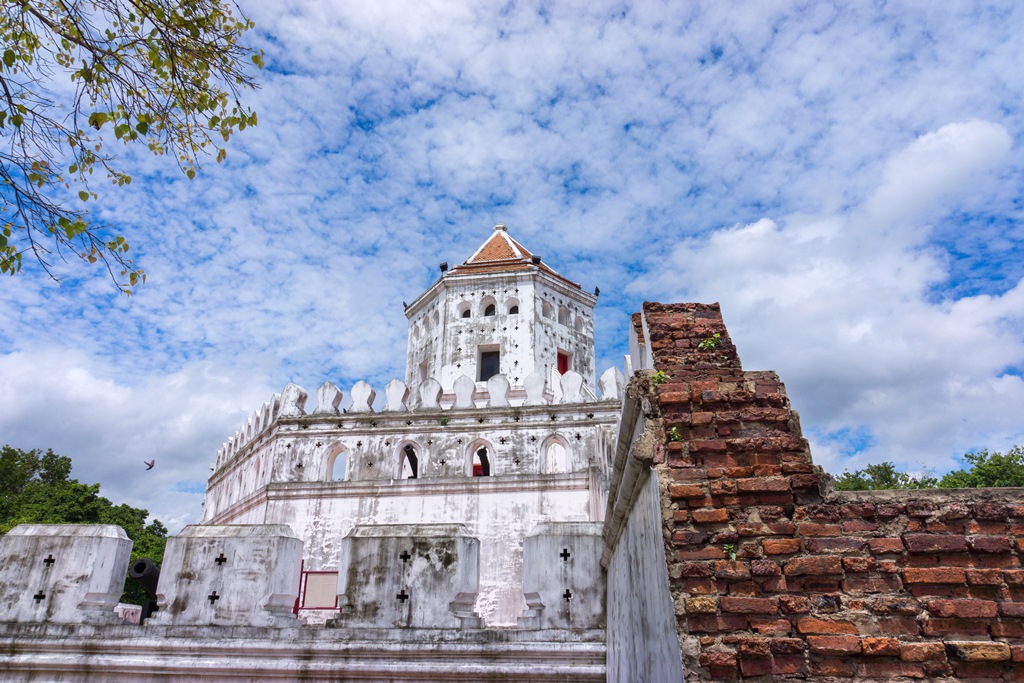 Phra Sumen Fort