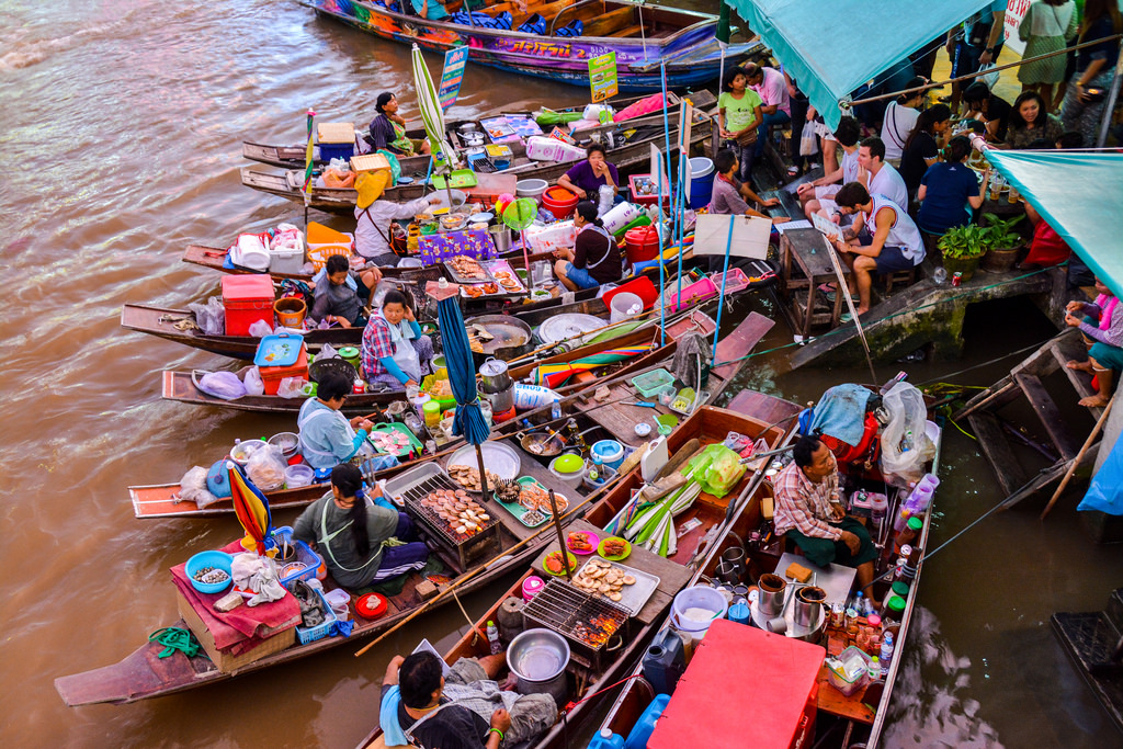 • Amphawa Floating Market